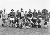 841735 Groepsportret met het voetbalteam bestaande uit medewerkers van de provincie Utrecht tijdens een ...
